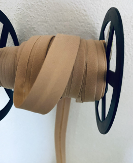 Šikmý proužek bavlněný béžový - šíře 18 mm zažehlený 